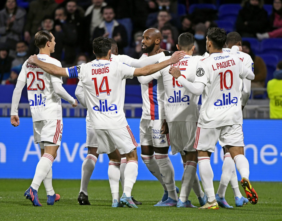 今夜法甲传出新动向；阿贾克斯门线救险；管理层表态：气氛紧张；临场指挥获称赞的简单介绍